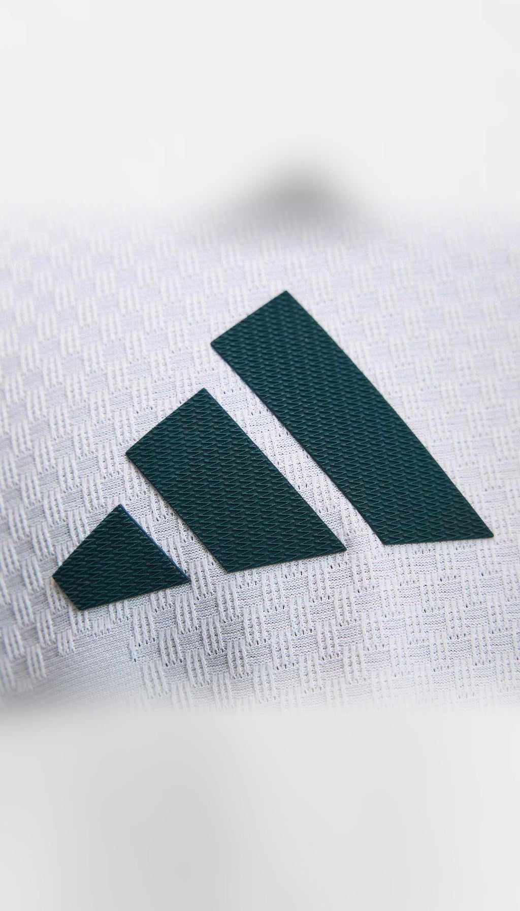Real Madrid local 2026/27 versión jugador — detalle del logotipo Adidas