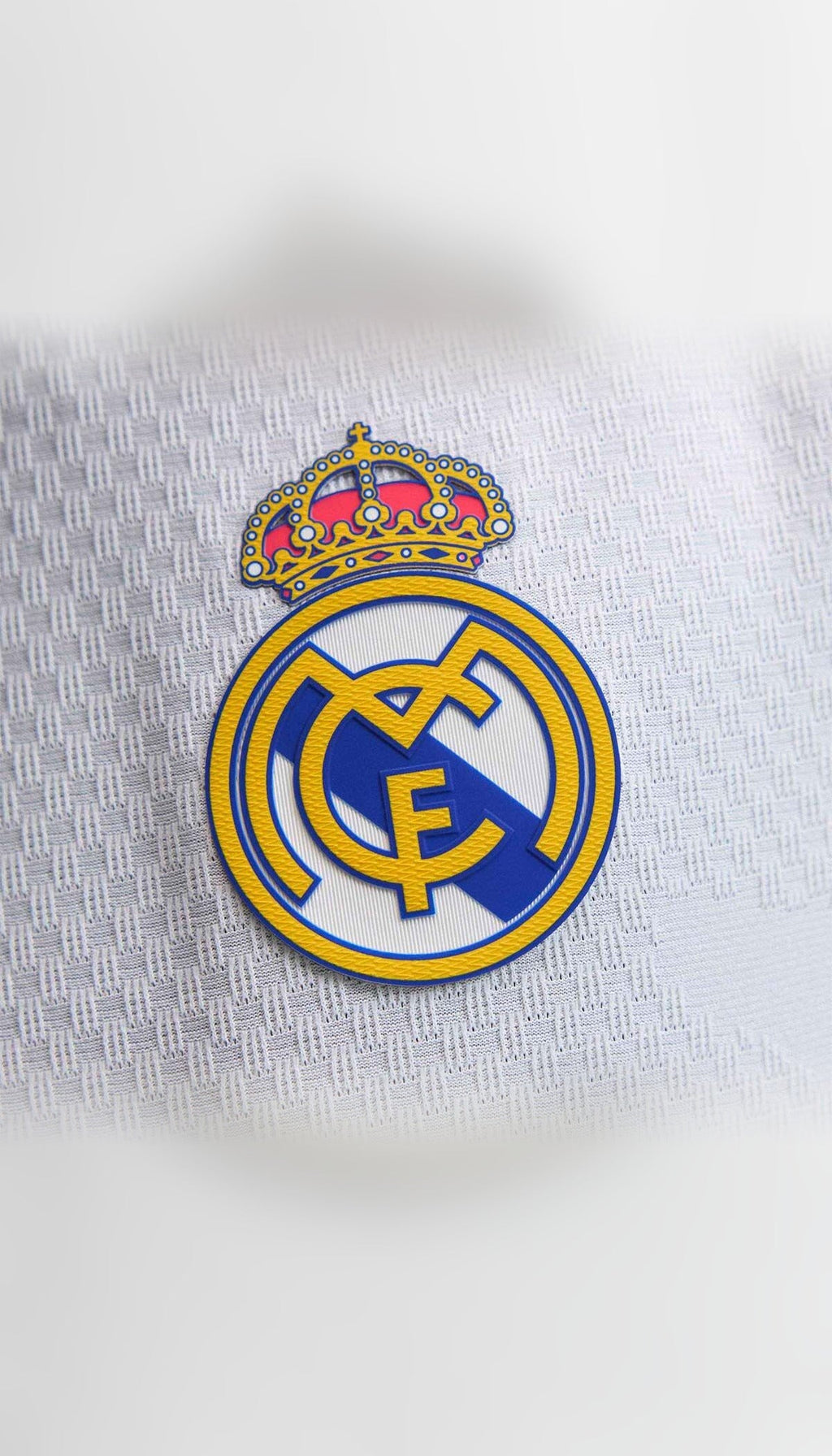 Real Madrid local 2026/27 versión jugador — detalle del escudo