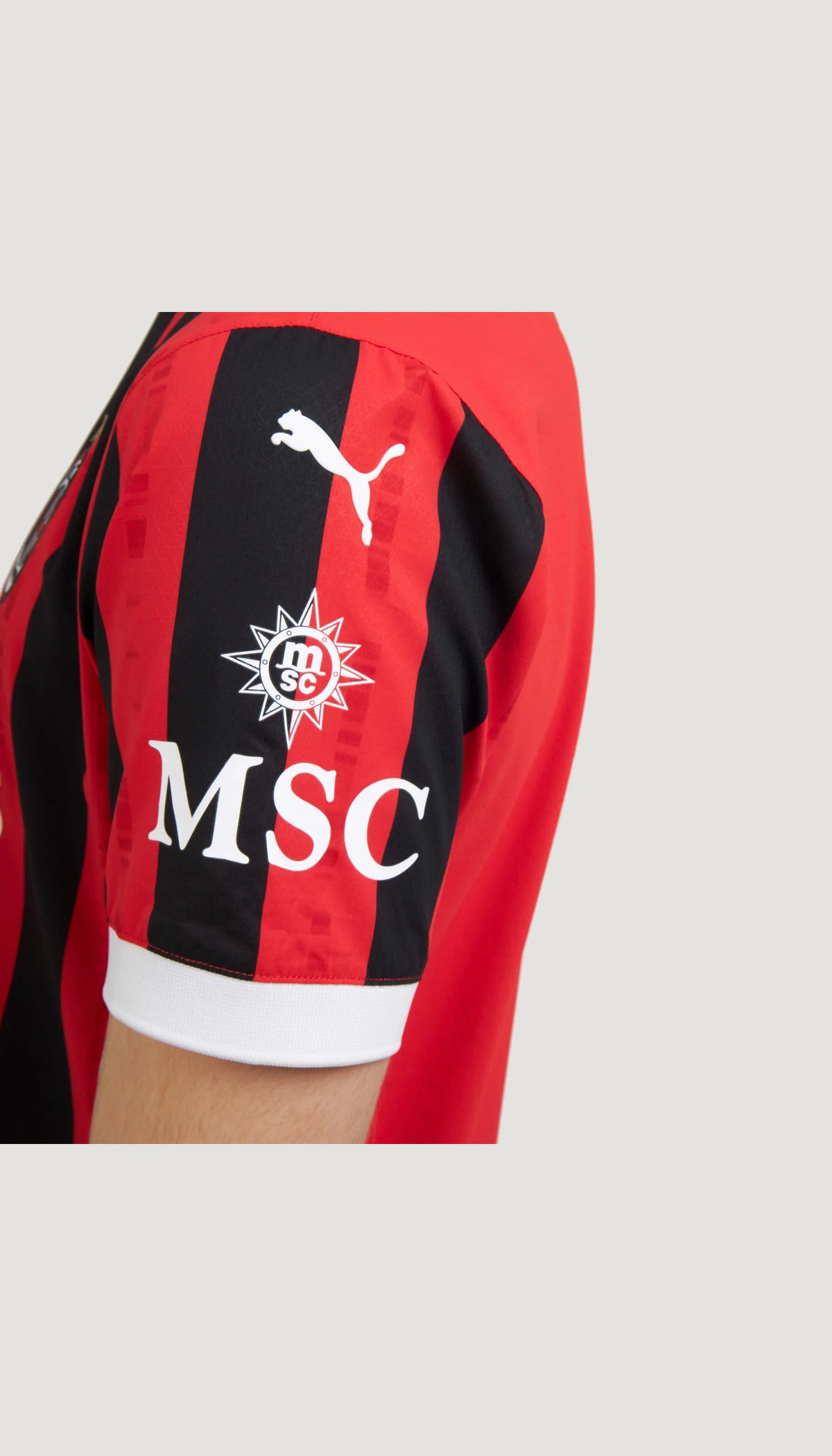 Detalle de manga y patrocinador MSC del jersey local AC Milan 2024/25