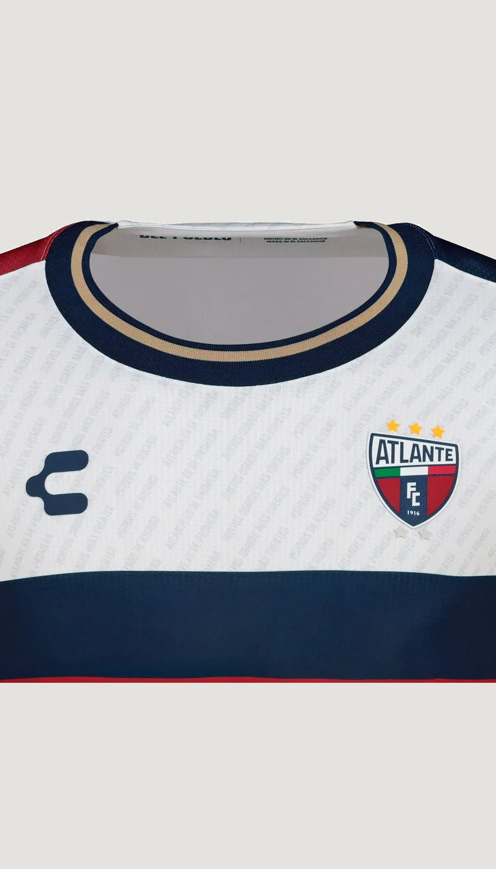 Atlante visita 2026/27 versión jugador no oficial — detalle del escudo, cuello y tejido