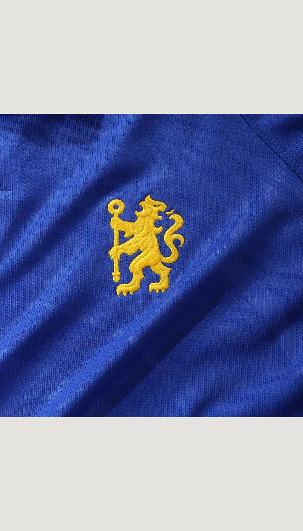 Chelsea local 2026/27 versión jugador no oficial — detalle del león rampante bordado