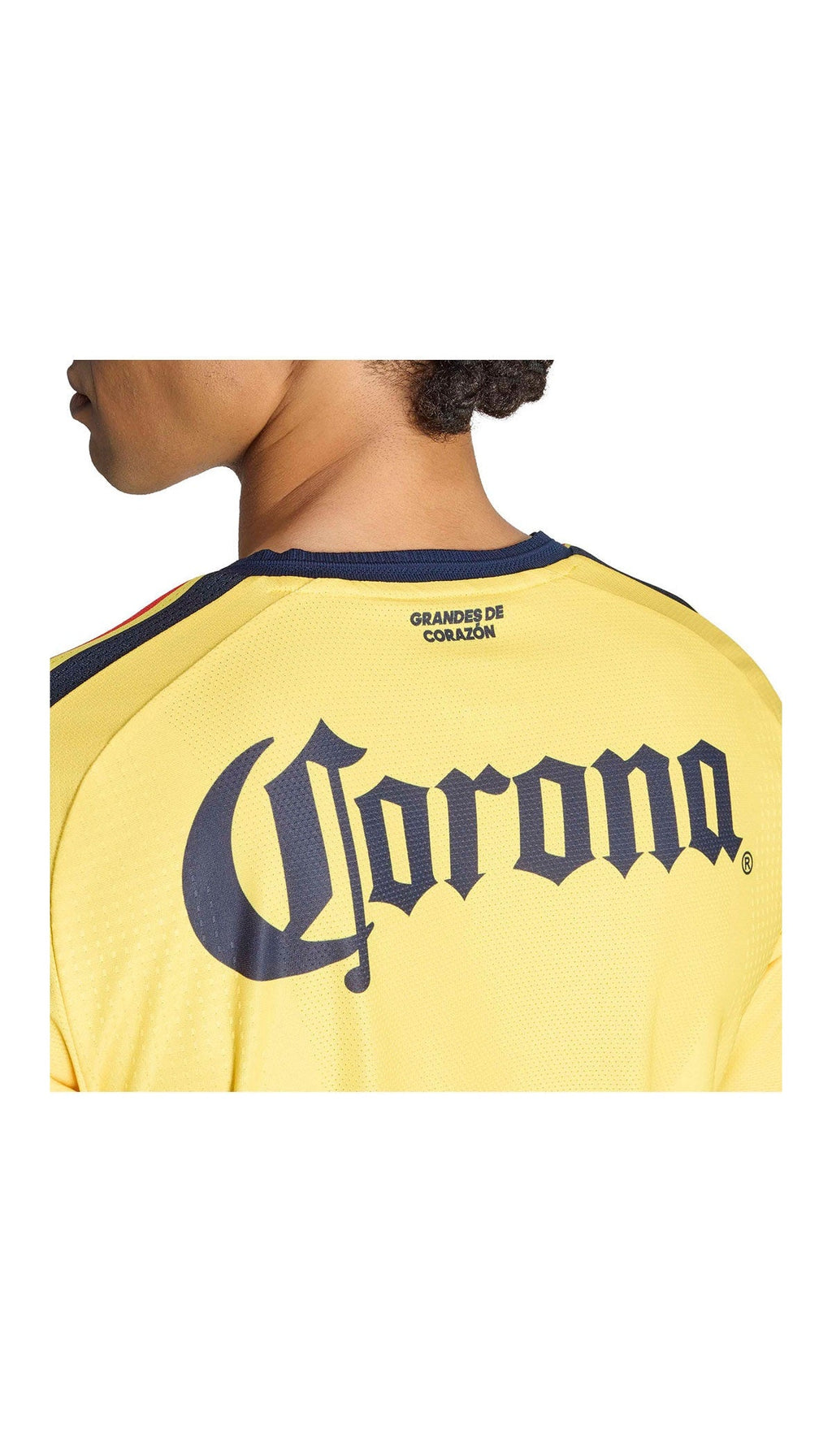 Club América local 2026/27 versión jugador — detalle del patrocinador Corona en la espalda