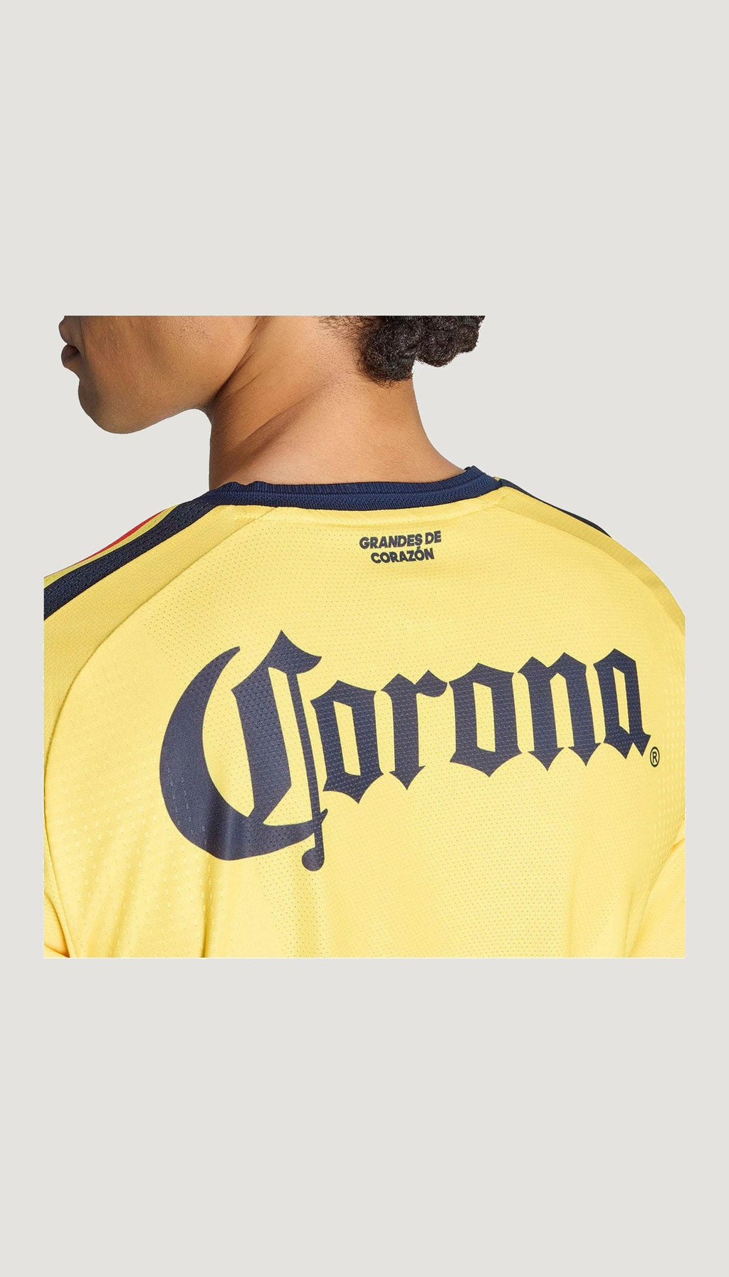 Club América local 2026/27 versión jugador — detalle del patrocinador Corona en la espalda