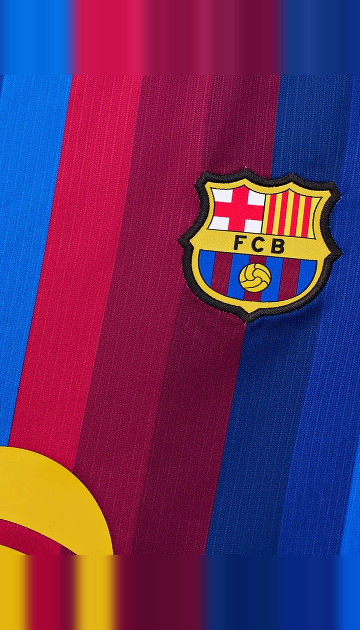 FC Barcelona local 2026/27 versión jugador — detalle del escudo y tejido blaugrana