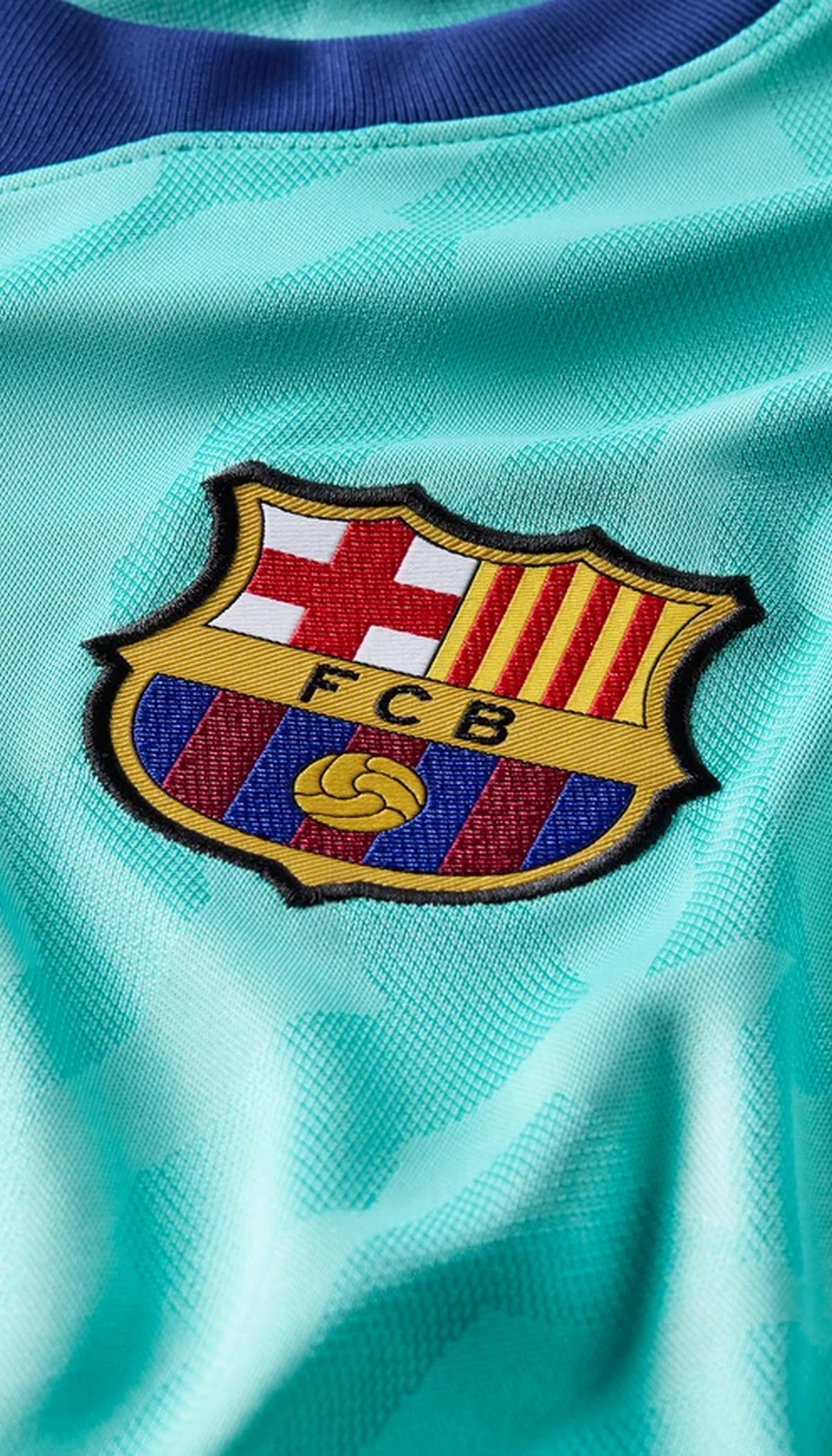 FC Barcelona tercera 2026/27 versión jugador — detalle del escudo y el tejido verde menta