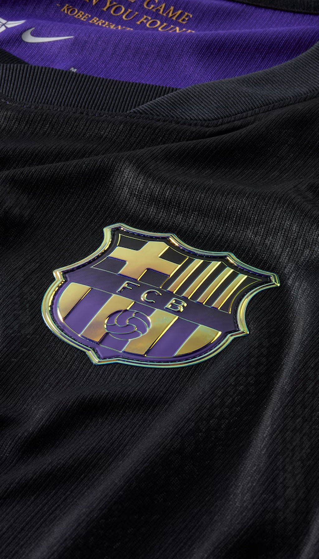 FC Barcelona visita 2026/27 versión jugador — detalle del escudo iridiscente y el cuello