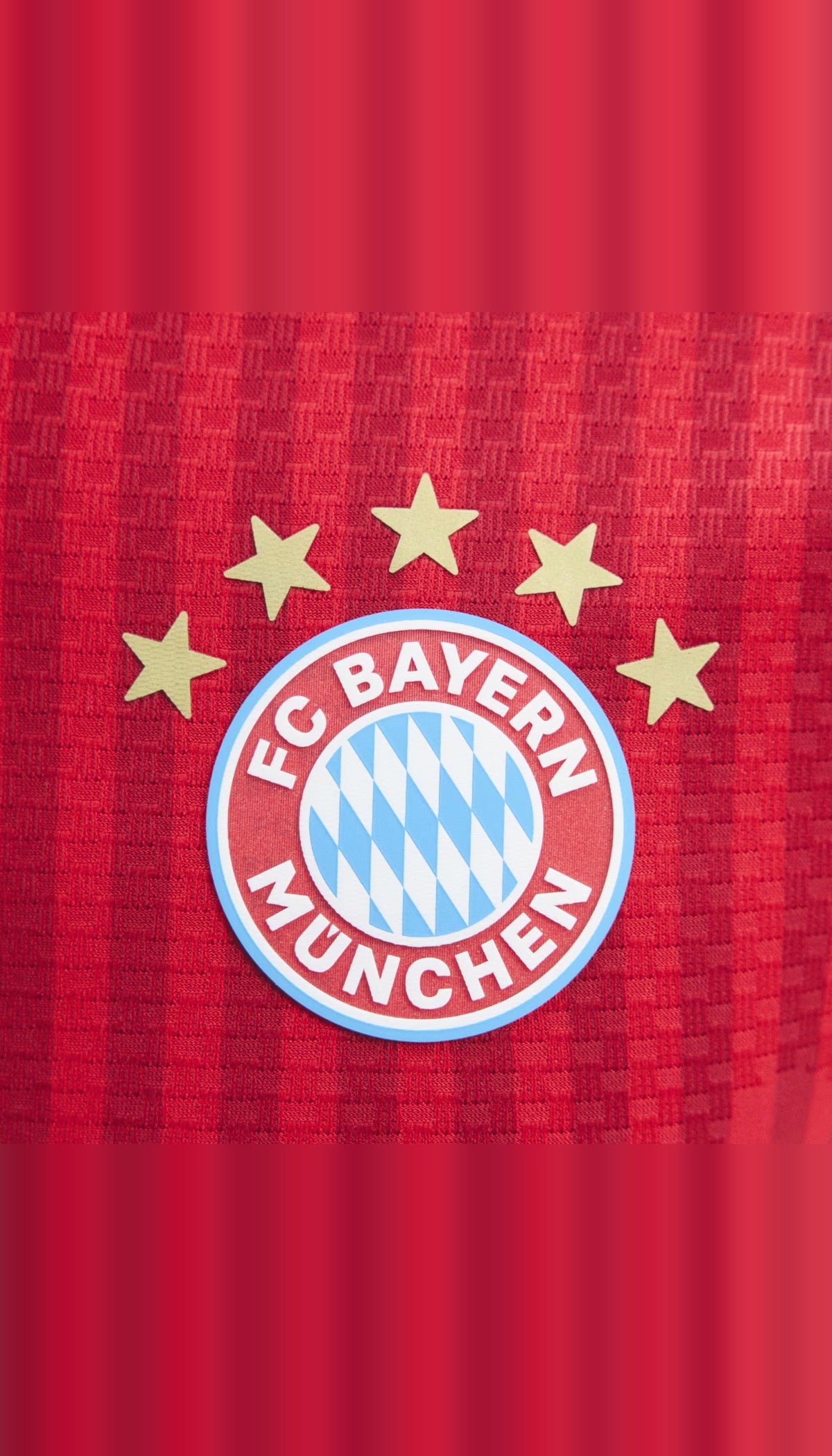 FC Bayern local 2026/27 versión jugador — detalle del escudo y cinco estrellas