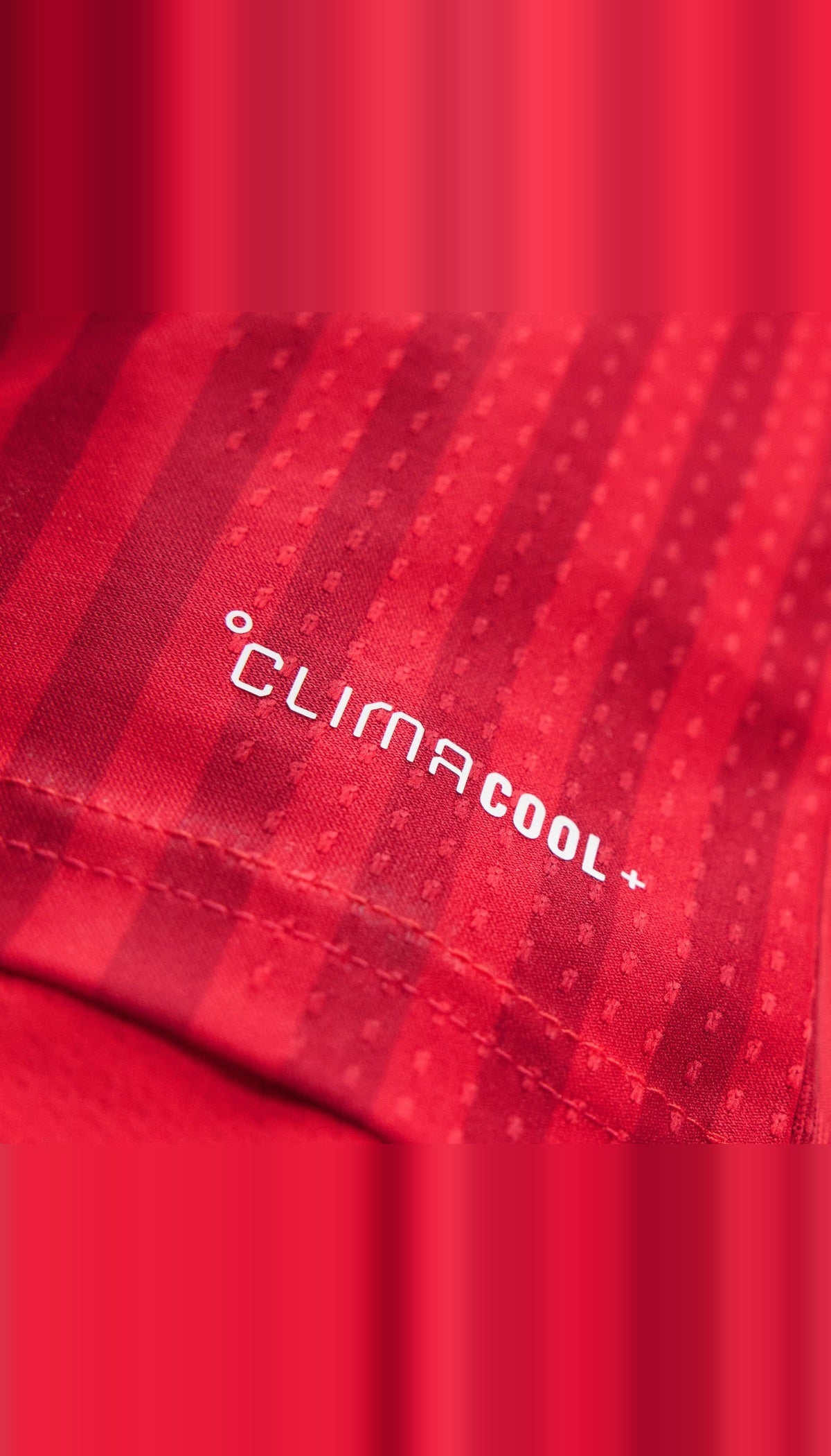 FC Bayern local 2026/27 versión jugador — detalle de la tecnología CLIMACOOL+