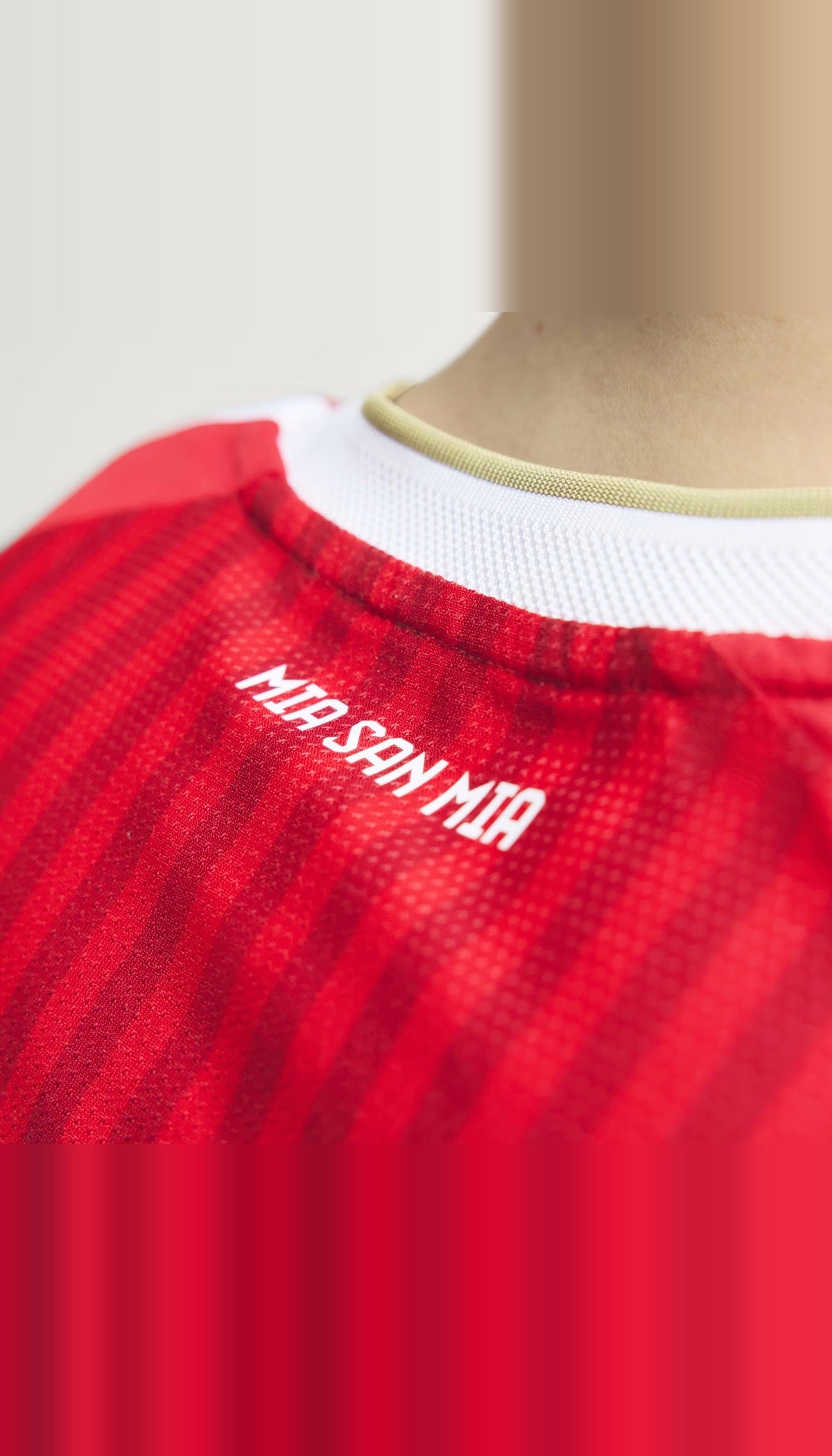 FC Bayern local 2026/27 versión jugador — detalle interior del cuello Mia san mia