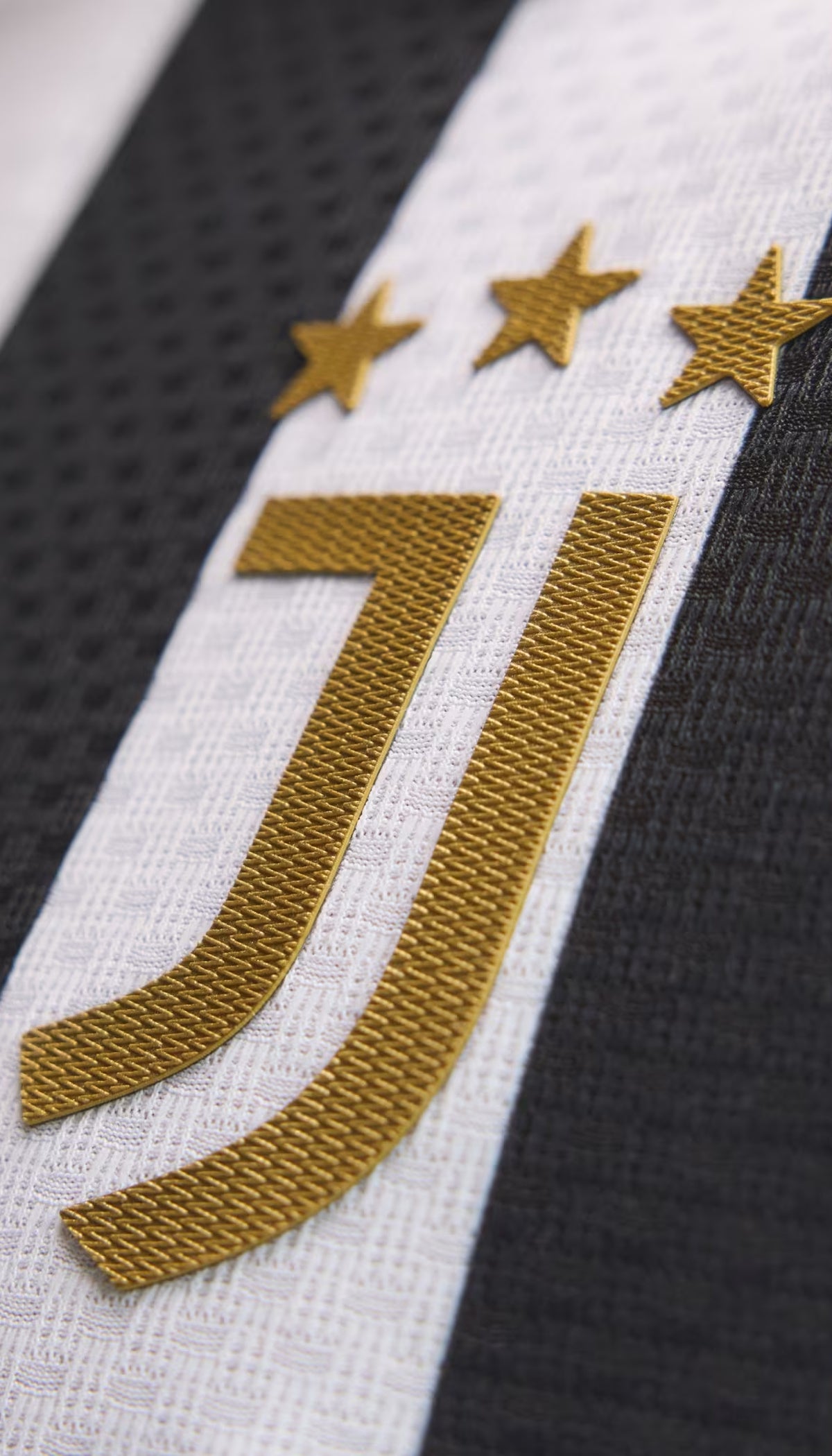 Juventus local 2026/27 versión jugador no oficial — detalle del escudo y tejido