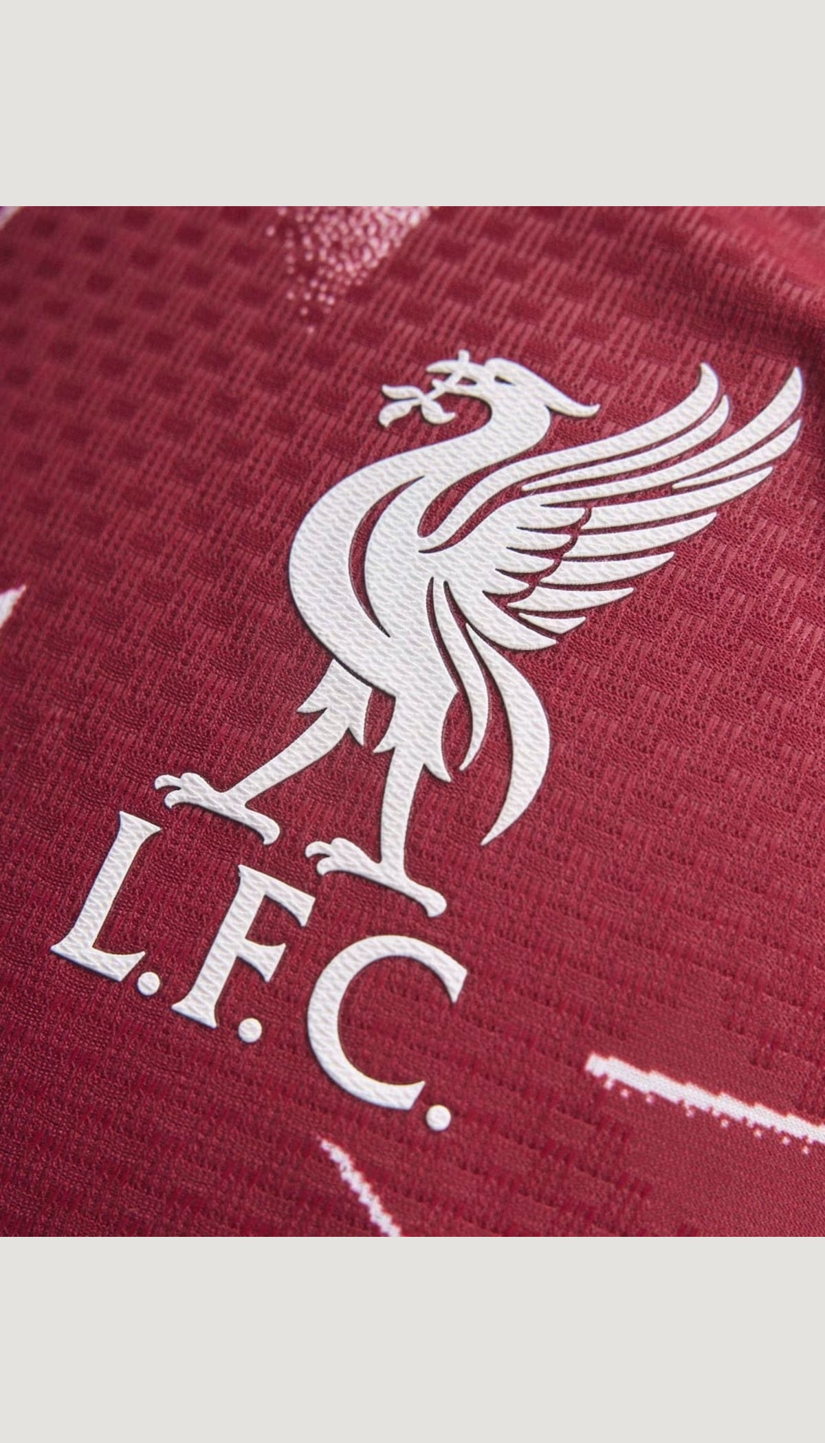 Liverpool FC local 2026/27 versión jugador no oficial — detalle del escudo L.F.C. y tejido