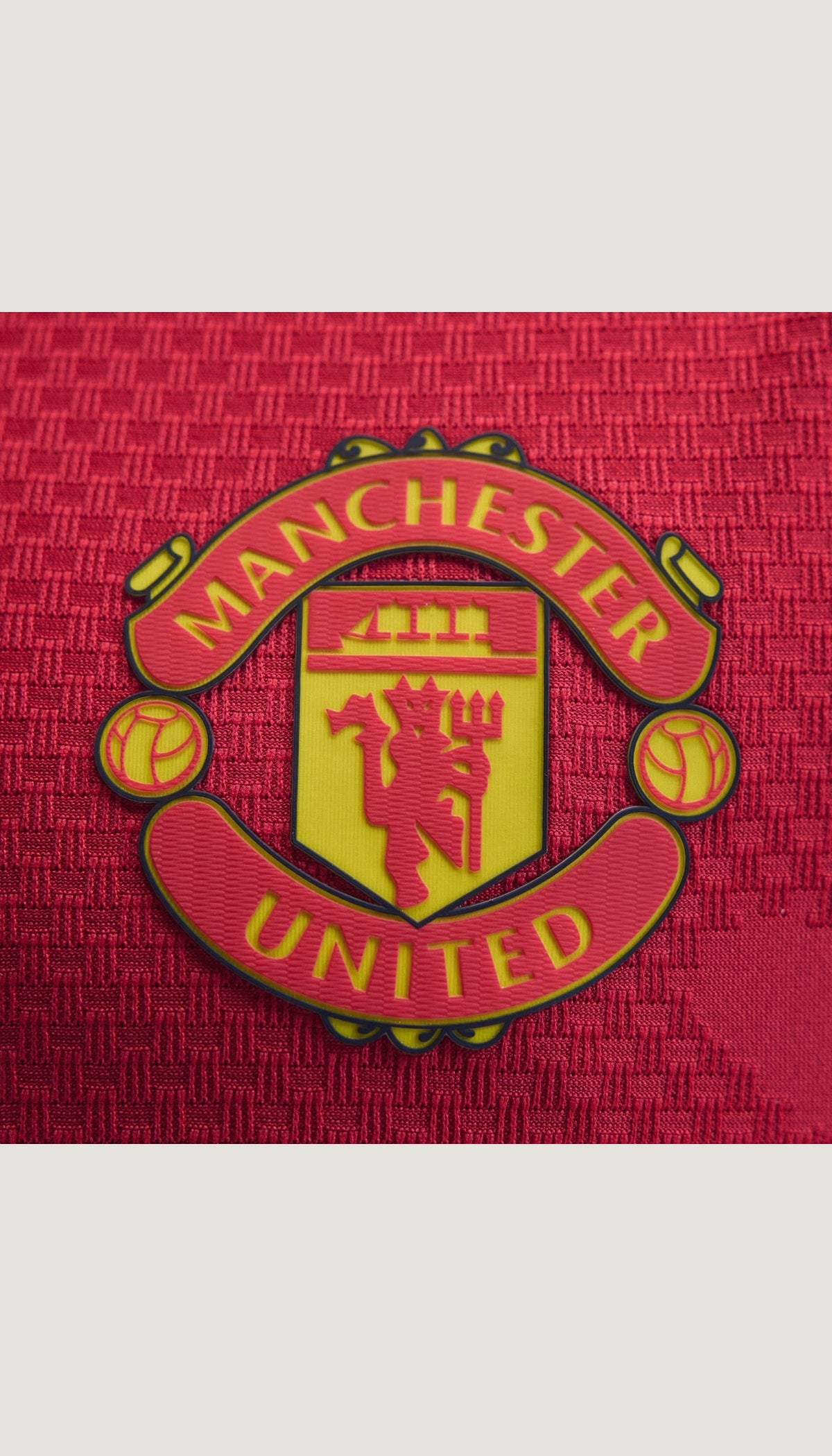 Manchester United local 2026/27 versión jugador — detalle del escudo