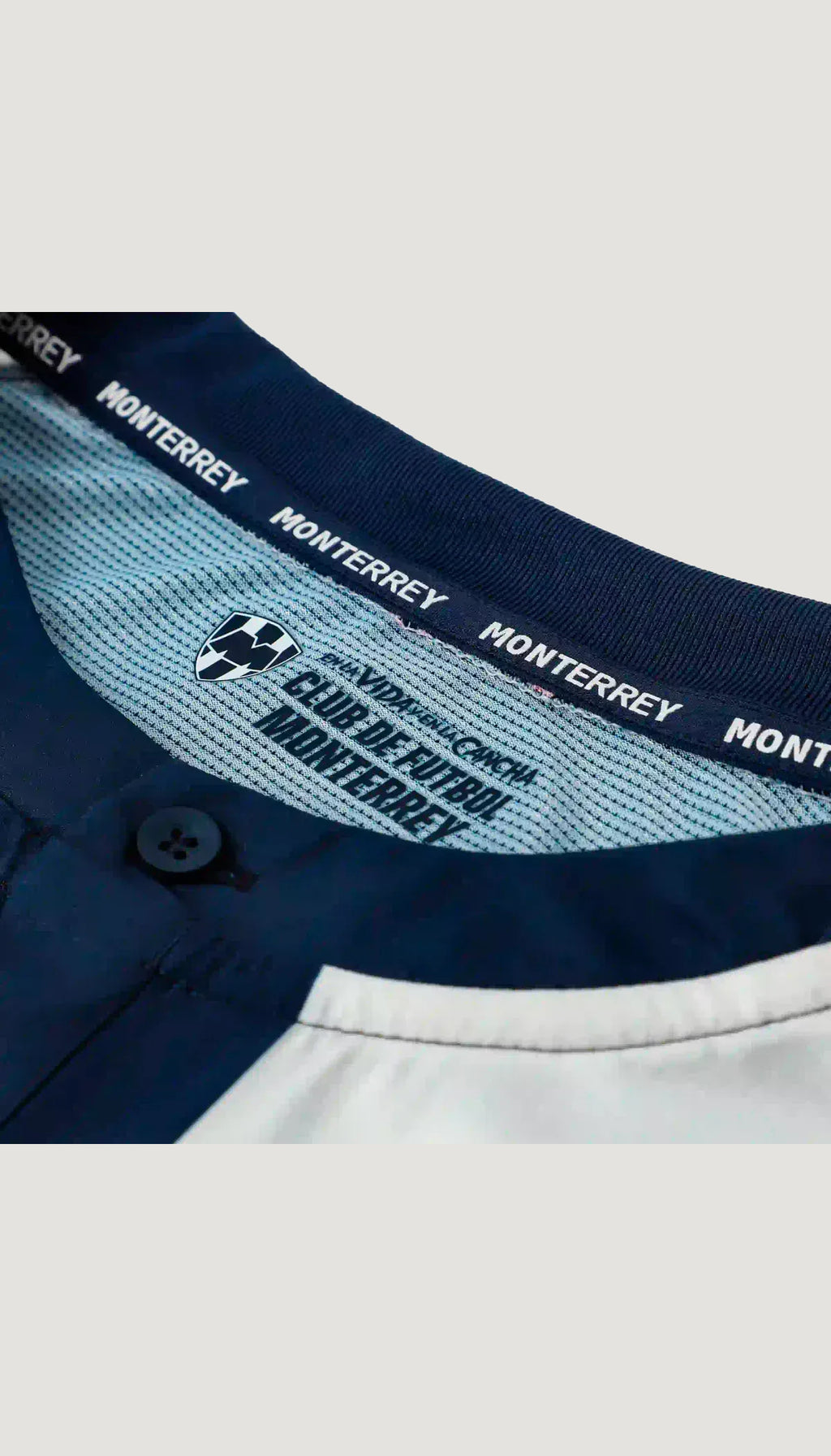 Monterrey local 2026/27 versión jugador — detalle interior del cuello