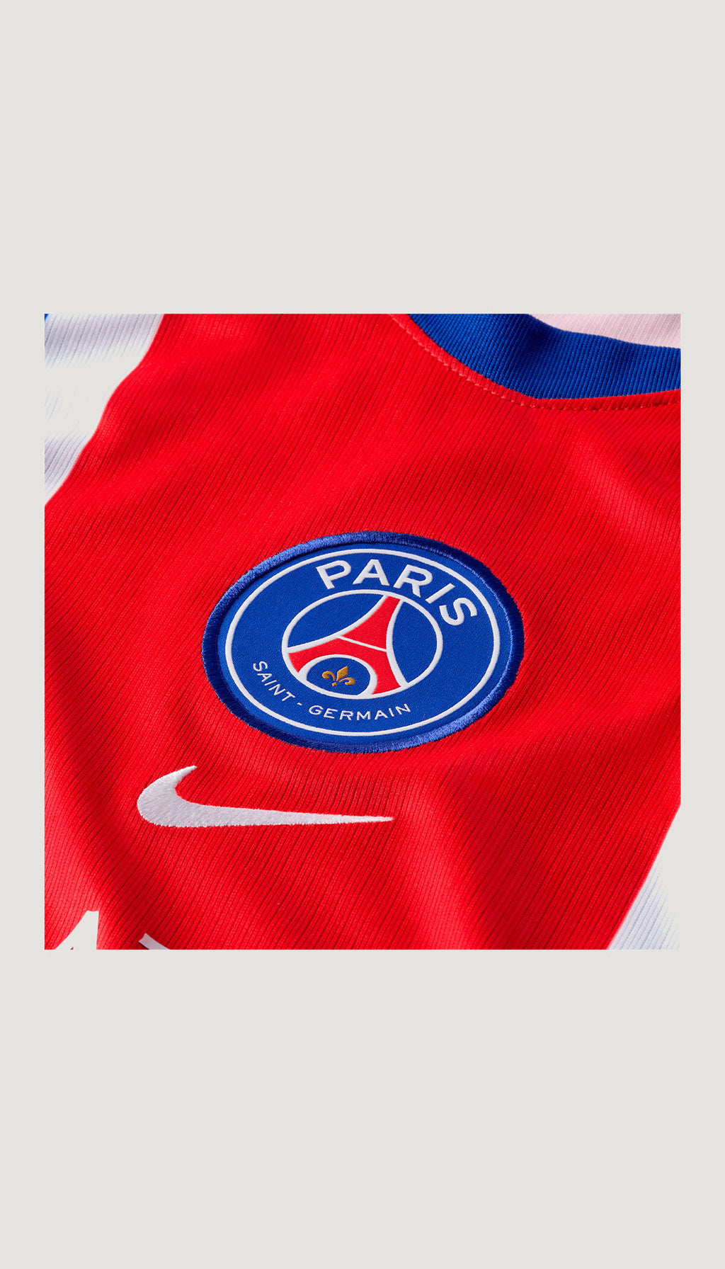 Paris Saint-Germain local 2026/27 versión jugador no oficial — detalle del escudo y logotipo Nike
