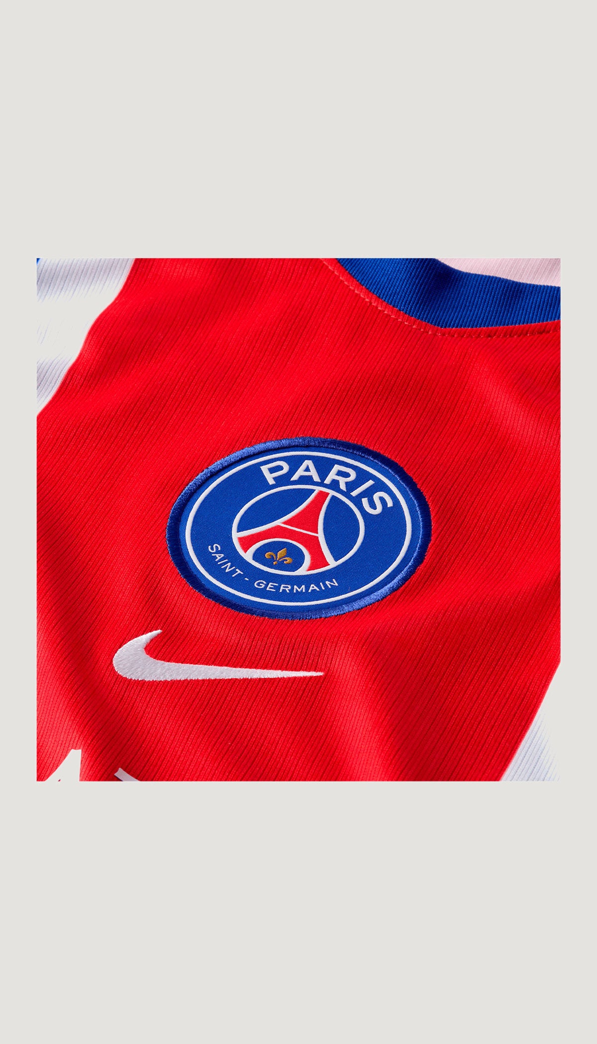 Paris Saint-Germain local 2026/27 versión jugador no oficial — detalle del escudo y logotipo Nike