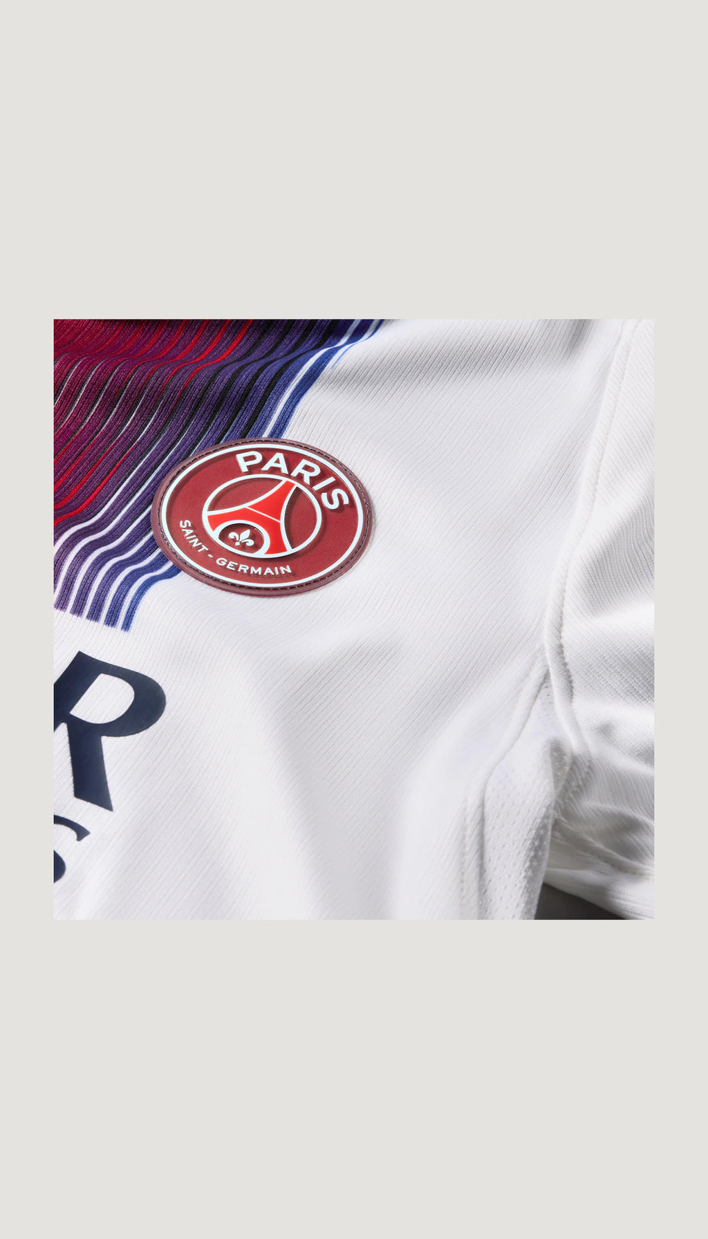 Paris Saint-Germain visita 2026/27 versión jugador no oficial — detalle del escudo y tejido