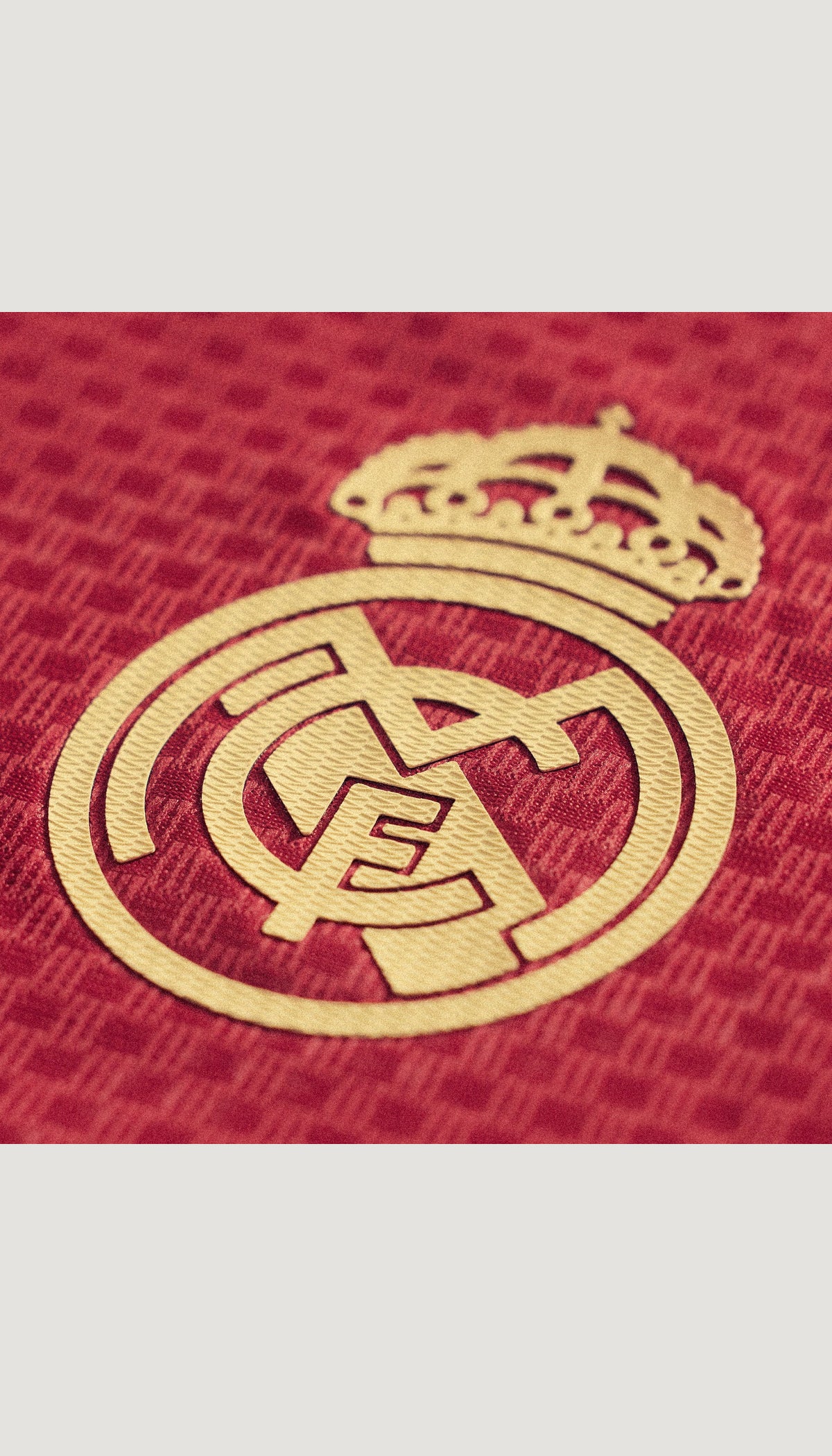 Real Madrid tercera 2026/27 versión jugador — detalle del escudo