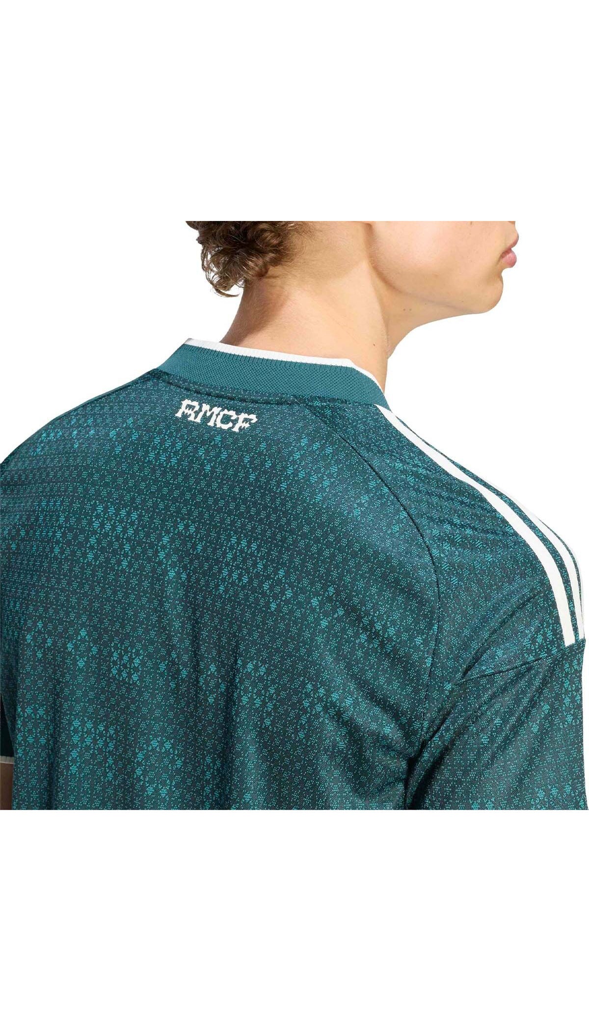 Real Madrid visitante 2026/27 versión jugador — detalle del cuello y patrón RMCF
