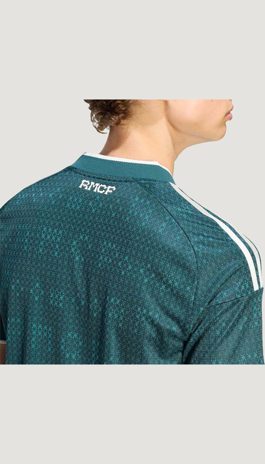 Real Madrid visitante 2026/27 versión jugador — detalle del cuello y patrón RMCF