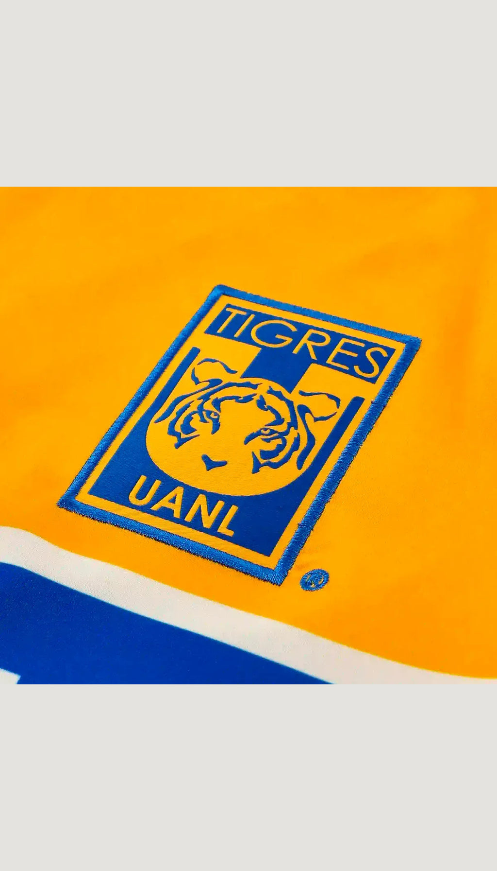 Tigres UANL local 2026/27 versión jugador — detalle del escudo